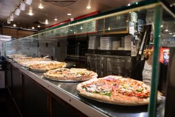 在马萨诸塞州阿默斯特市的安东尼奥披萨店，一排排的披萨陈列着